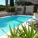 Piscine avec ses transats