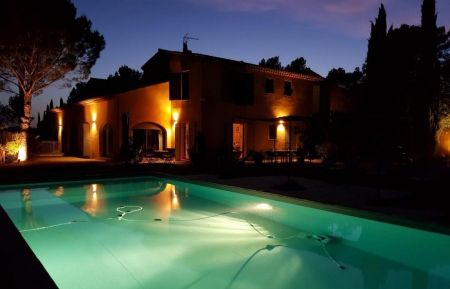 G&icirc;te n&deg;13G181176 Saint-Cannat - Bouches-du-Rh&ocirc;ne - LA VILLA cot&eacute; piscine de nuit