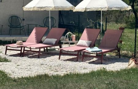 Transat au bord de la piscine Gîte n°13G684 Lambesc - Bouches-du-Rhône - Transat au bord de la piscine
