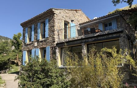 G&icirc;te n&deg;G11381 Entrages - Alpes-de-Haute-Provence - Vue ext&eacute;rieure fa&ccedil;ade sud