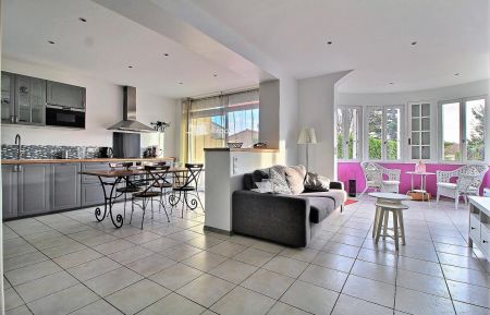 G&icirc;te n&deg;G31200 Gr&eacute;oux-les-Bains - Alpes-de-Haute-Provence - Cuisine et salon