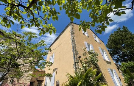 G&icirc;te n&deg;G11490 Aiglun - Alpes-de-Haute-Provence - La fa&ccedil;ade et l'entr&eacute;e