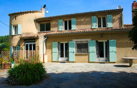 G&icirc;te n&deg;G32270 Valensole - Alpes-de-Haute-Provence - fa&ccedil;ade du gite et sa grande terrasse