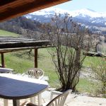 Petite terrasse couverte avec la grande terrasse couverte en contrebas.