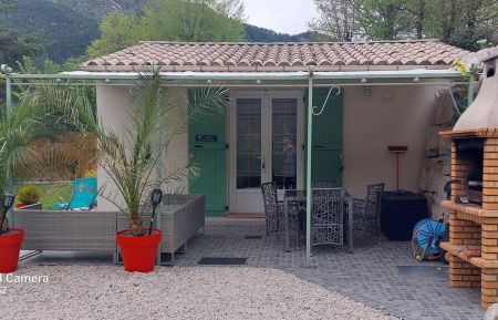 G&icirc;te n&deg;G33190 Castellane - Alpes-de-Haute-Provence - Profitez du canap&eacute; d'angle ext&egrave;rieur et du coin repas avec barbecue .