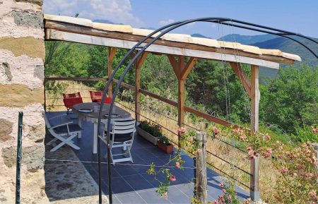 G&icirc;te n&deg;G33216 La Rochette - Alpes-de-Haute-Provence - La terrasse du studio, orient&eacute;e Sud.