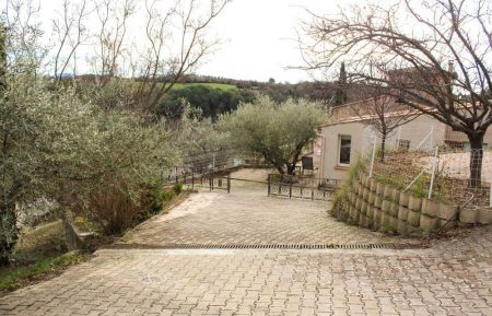 G&icirc;te n&deg;G32290 Valensole - Alpes-de-Haute-Provence - Acc&egrave;s au g&icirc;te par une petite pente