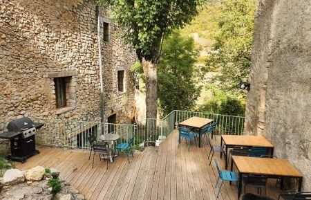 Gite de groupe n&deg;G135119 Blieux - Alpes-de-Haute-Provence - Jolie terrasse en bois devant le b&acirc;timent la "Mescla"