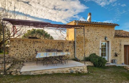 G&icirc;te n&deg;G32159 Valensole - Alpes-de-Haute-Provence - L'entr&eacute;e du g&icirc;te et sa terrasse ombrag&eacute;e