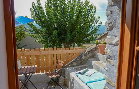 G&icirc;te n&deg;G15098 Valernes - Alpes-de-Haute-Provence - La terrasse vue de l'int&eacute;rieur