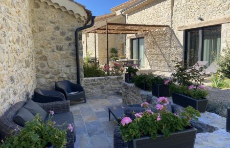 G&icirc;te n&deg;G15116 Saint-Vincent-sur-Jabron - Alpes-de-Haute-Provence - Le g&icirc;te depuis le coin salon de la petite terrasse