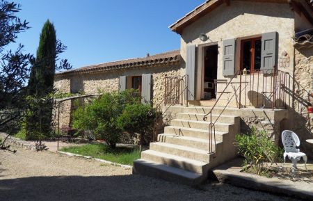 Accès au gîte par des escaliers extérieurs Gîte n°G11444 Pierrevert - Alpes-de-Haute-Provence - Accès au gîte par des escaliers extérieurs