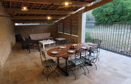 Terrasse couverte avec table repas et coin salon Gîte n°G32321 Esparron-de-Verdon - Alpes-de-Haute-Provence - Terrasse couverte avec table repas et coin salon