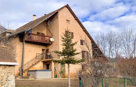 G&icirc;te n&deg;2024 Gap - Hautes-Alpes - L'Ecrin de Charance avec entr&eacute;e au 1er &eacute;tage directement par escalier ext&eacute;rieur