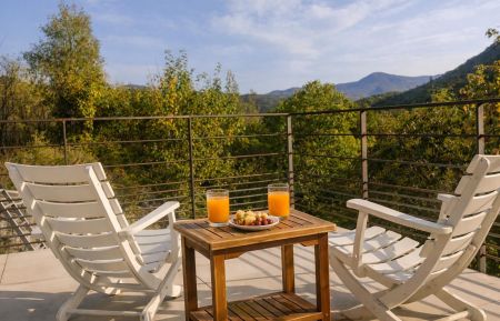 G&icirc;te n&deg;2025 Gap - Hautes-Alpes - Grande terrasse priv&eacute;e sans vis &agrave; vis avec vue imprenable sur for&ecirc;t et montagnes. 
