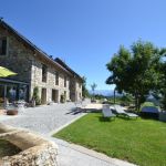 Vue du b&acirc;timent, g&icirc;te au 1er &eacute;tage, derri&egrave;re la v&eacute;randa
