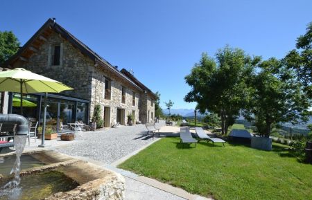 G&icirc;te n&deg;20711 Gap - Hautes-Alpes - Vue du b&acirc;timent, g&icirc;te au 1er &eacute;tage, derri&egrave;re la v&eacute;randa