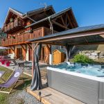 Le Gîte se situe au Rez-de-Chaussée du chalet du Pont Peyron Le Gîte se situe au Rez-de-Chaussée du chalet du Pont Peyron