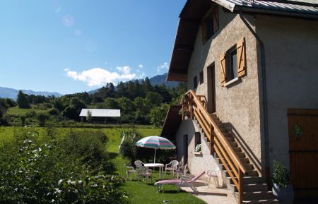 G&icirc;te n&deg;6107 Baratier - Hautes-Alpes - Entr&eacute;e et jardin privatif