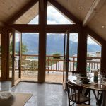 Pi&egrave;ce de vie ouverte sur le balcon