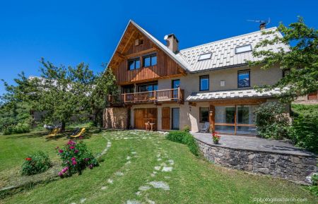 G&icirc;te n&deg;5085 Orci&egrave;res - Hautes-Alpes - Vue du chalet depuis le jardin