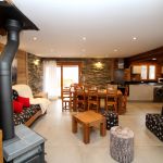 Pièce de séjour ouvrant sur grande terrasse privative. Pièce de séjour ouvrant sur grande terrasse privative.