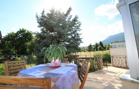 G&icirc;te n&deg;2970 Sigoyer - Hautes-Alpes - Terrasse du "G&icirc;te de Sigo" avec la montagne de Ce&uuml;se en toile de fond