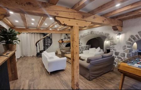 G&icirc;te n&deg;8399 Arvieux - Hautes-Alpes - Grande pi&egrave;ce de vie avec espace salon avec billard, baby-foot sans oublier le sauna infrarouge