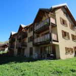 G&icirc;te situ&eacute; &agrave; droite en rez-de-jardin