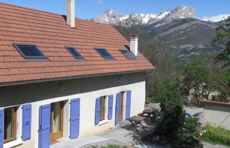 G&icirc;te n&deg;2212 Manteyer - Hautes-Alpes - Vue sur le massif du D&eacute;voluy et le pic de Bure