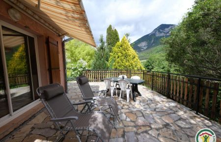 Grande terrasse avec vue sur les massifs environnants Gîte n°1181 Saint-Julien-en-Beauchêne - Hautes-Alpes - Grande terrasse avec vue sur les massifs environnants