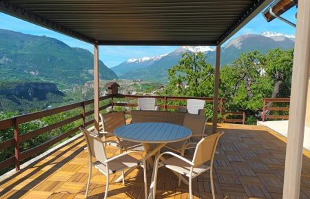 G&icirc;te n&deg;7445 Eygliers - Hautes-Alpes - Vue sur Mont Dauphin.