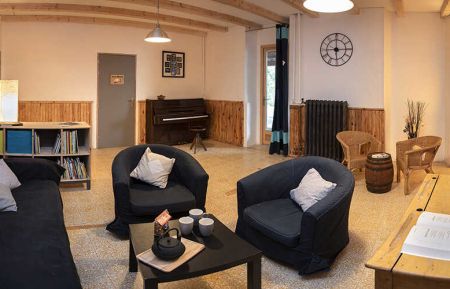 Gite de groupe n&deg;8221 Aiguilles - Hautes-Alpes - Espace d&eacute;tente rez-de-chauss&eacute;e