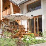 Table avec bancs et parasol pour les repas sur la terrasse. Table avec bancs et parasol pour les repas sur la terrasse.