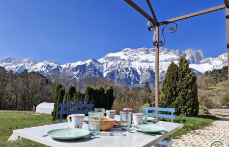 G&icirc;te n&deg;4060 Aubessagne - Hautes-Alpes - Une belle terrasse ombrag&eacute;e avec une vue d&eacute;gag&eacute;e sur les montagnes environnantes.