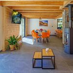 Coin salon lumineux donnant sur la terrasse expos&eacute;e sud-est