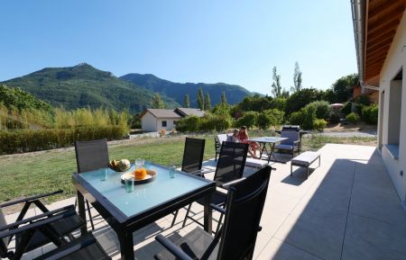 Terrasse exposée plein Sud pour un séjour tout confort au gîte du Ruissan Gîte n°2164 La Roche-des-Arnauds - Hautes-Alpes - Terrasse exposée plein Sud pour un séjour tout confort au gîte du Ruissan