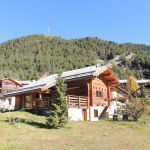 Le chalet, vue de l'extérieur en début d'automne. Le chalet, vue de l'extérieur en début d'automne.