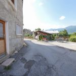L'entr&eacute;e du g&icirc;te avec la terrasse privative en face