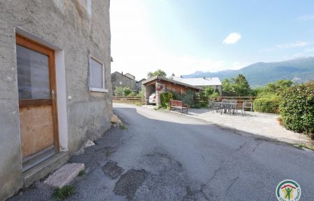 G&icirc;te n&deg;7443 Eygliers - Hautes-Alpes - L'entr&eacute;e du g&icirc;te avec la terrasse privative en face