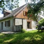 Le g&icirc;te Les Fontaines du Percy c&ocirc;t&eacute; jardin