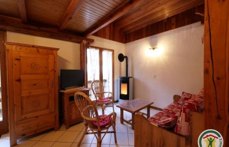G&icirc;te n&deg;8674 Molines-en-Queyras - Hautes-Alpes - Espace salon au coin du po&ecirc;le