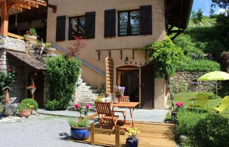 G&icirc;te n&deg;1164 La Faurie - Hautes-Alpes - Terrasse, jardin et cour en ext&eacute;rieur