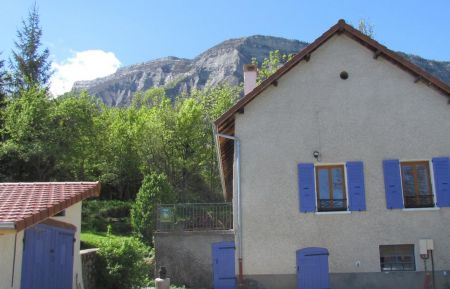 G&icirc;te n&deg;2212 Manteyer - Hautes-Alpes - Fa&ccedil;ade Nord avec plateau de Ceuze en arri&egrave;re plan