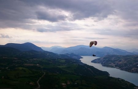 G&icirc;te n&deg;6241 Ch&acirc;teauroux-les-Alpes - Hautes-Alpes - parapente au dessus du lac de Serre -Pon&ccedil;on.