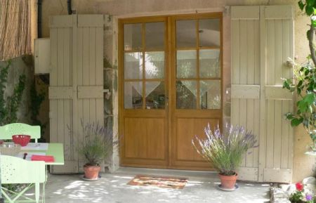 G&icirc;te n&deg;1601 Rosans - Hautes-Alpes - Entr&eacute;e du g&icirc;te par terrasse privative