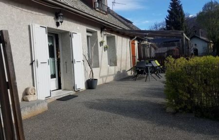 G&icirc;te n&deg;10152 Puy-Saint-Pierre - Hautes-Alpes - Terrasse, pergola et salon de jardin