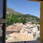 Vue de la fenêtre de la cuisine sur la place de la Combe (façade Est) Vue de la fenêtre de la cuisine sur la place de la Combe (façade Est)