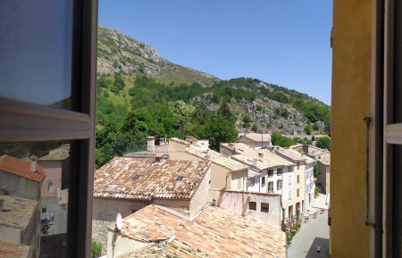 G&icirc;te n&deg;1043 Coursegoules - Alpes-Maritimes - Vue de la fen&ecirc;tre de la cuisine sur la place de la Combe (fa&ccedil;ade Est)