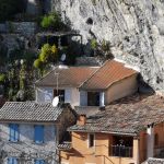 G&icirc;te : maison aux volets bleus ouverts